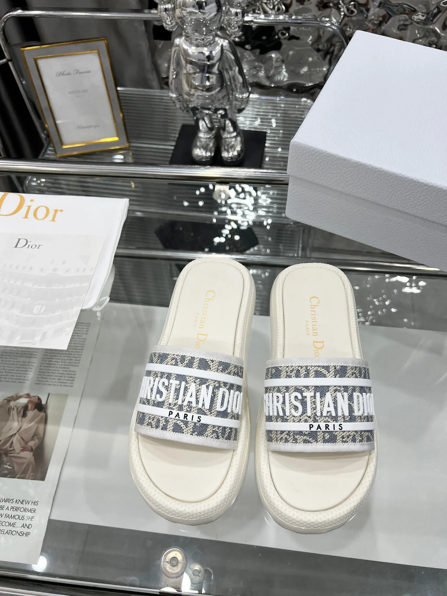 👟👟Ex-factory price 360👟👟 Dior Dior spring and summer catwalk newly upgraded sandal series classic thick-soled sandals original 1:1 development soft and delicate foot feel extremely comfortable versatile style original foam outsole 💝💝💝easy to control, 3 colors available, medium size 35-40 (41-42 customized)